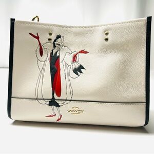 Disney X Coach Dempsey Carryall With Cruella Motif
Brand new with tags
